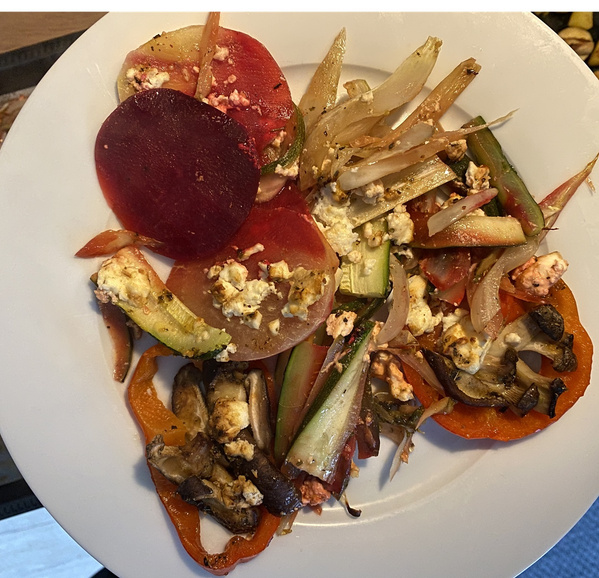 KI generiert: Ein Teller mit bunt gemischtem Gemüse und zerbröckeltem Käse.