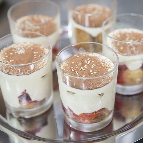 KI generiert: Gläser mit Dessert, bestehend aus Sahne, Kakao und einer Schicht aus Früchten oder Gebäck.
