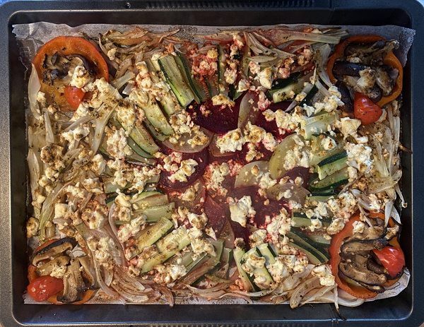 KI generiert: Ein Backblech mit gebackenem Gemüse und Feta.