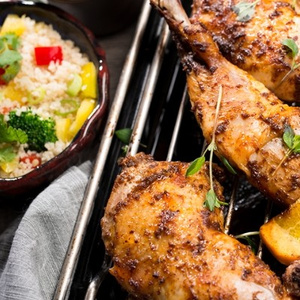 KI generiert: Das Bild zeigt ein Dessert im Glas, das mit einer Löffelportion Croquant und einem Blatt grüne Dekoration versehen ist. Im Hintergrund ist unscharf grüne Dekoration sichtbar.