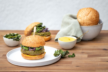 Grünkohl Burger mit karamell. Zwiebeln