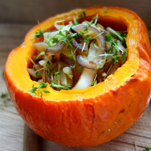 Warmer Chinakohlsalat im Kürbis