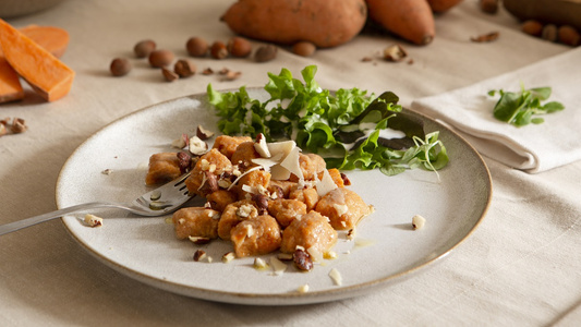 Süßkartoffel-Gnocchi mit Haselnussbutter