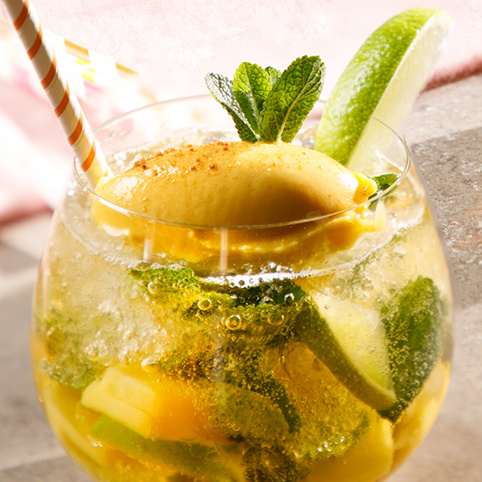 KI generiert: Ein erfrischender Cocktail mit Minze, Limette, und einem Strohhalm.