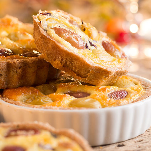 KI generiert: Eine Nahaufnahme von herzhaften Tartes, gefüllt mit Eiern und Gemüse in einer Backform.