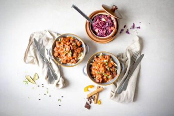 Produktfoto zu Rezept: Veganes Gulasch mit Spätzle und Rotkohl (4 Portionen)