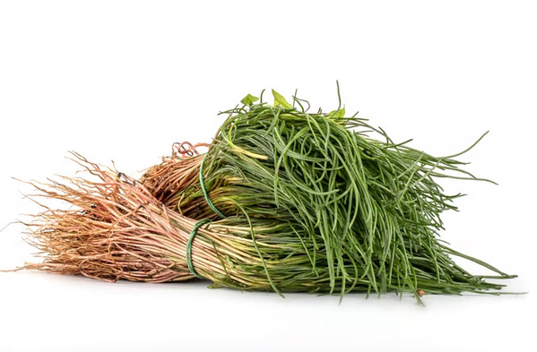 KI generiert: Ein Bund frischer, grüner und brauner Gemüseblätter auf weißem Hintergrund.