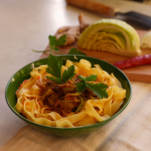 Tagliatelle mit pikantem Weißkohl